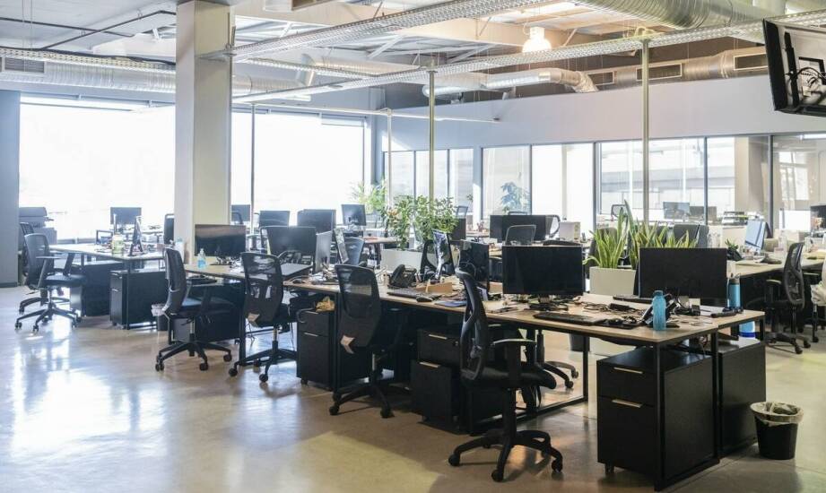 Ergonomia przestrzeni w stalowym budynku biurowym – co warto uwzględnić?