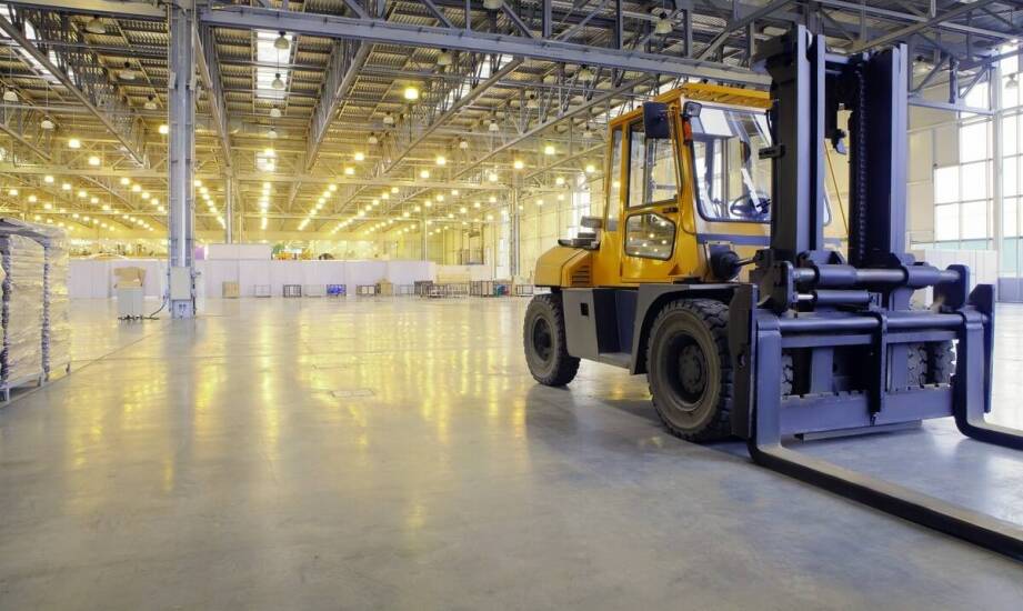 Wpływ posadzek przemysłowych na wydajność produkcji w zakładach