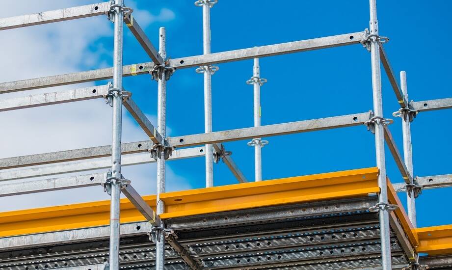 Jakie akcesoria są niezbędne do montażu rusztowań aluminiowych?