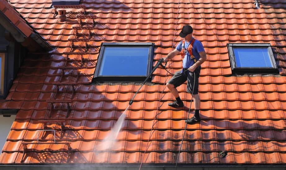 Jak czyszczenie dachów wpływa na efektywność energetyczną domu?