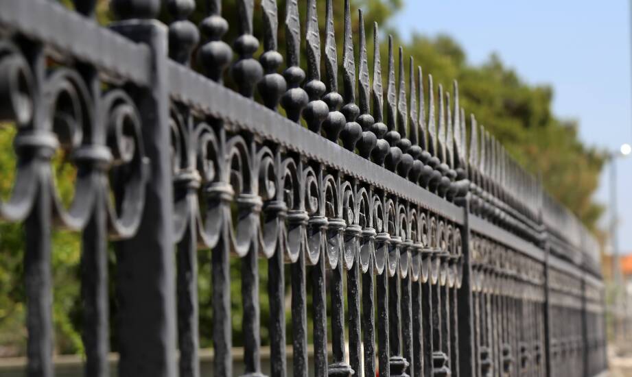 Metallzäune und ihr Einfluss auf den Immobilienwert – was sollte man wissen?