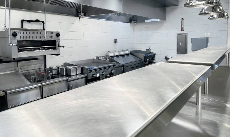 Wpływ nowoczesnych materiałów na trwałość i funkcjonalność stołów gastronomicznych