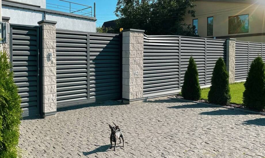 Ogrodzenia metalowe a estetyka posesji: jak podkreślić styl budynku?