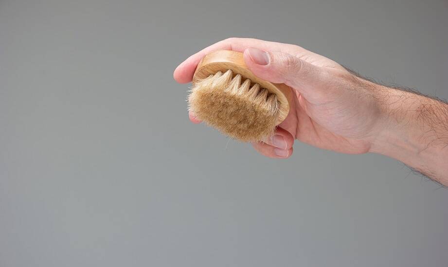 Dlaczego warto wybrać szczotkę do brody z włosia dzika dla delikatnej skóry twarzy?
