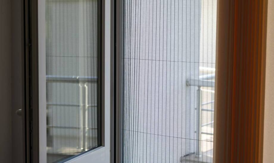 Jak montaż siatki na balkon chroni przed zanieczyszczeniami?