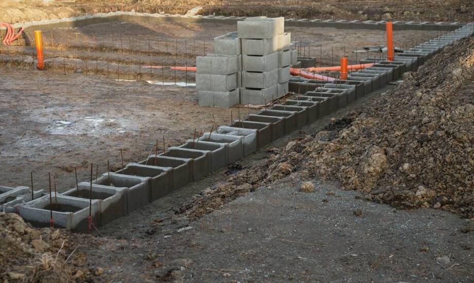 Podmurówki betonowe w kontekście regulacji prawnych i norm budowlanych