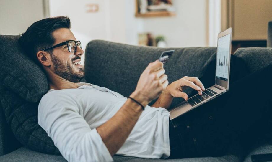 Poradnik: Jak zamówić idealną sofę do salonu online?