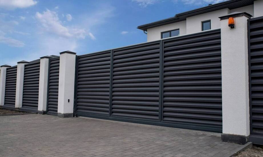Jakie kolory i wykończenia są dostępne dla ogrodzeń aluminiowych pionowych?