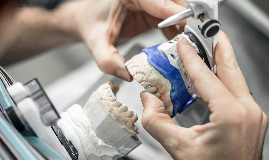 Proces zakładania licówek porcelanowych – czego można się spodziewać?