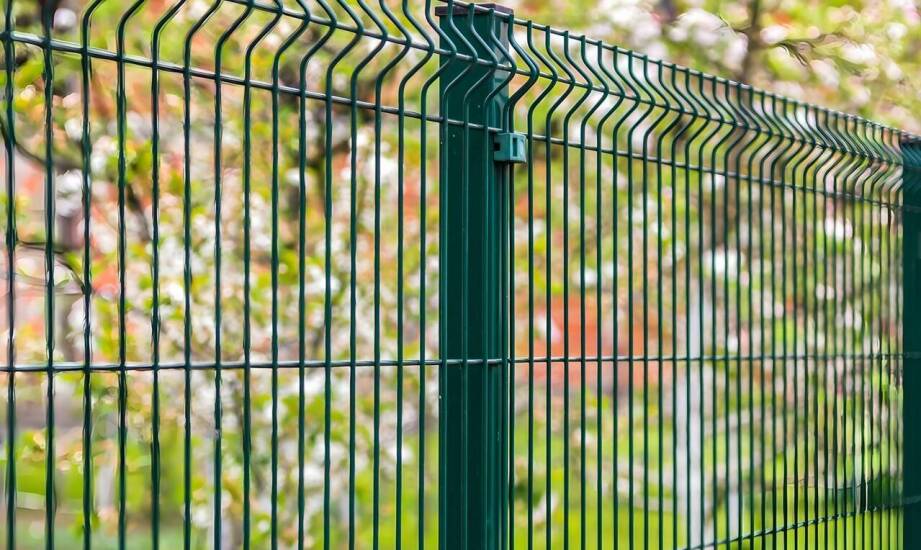 Jak dobrać odpowiednie słupki do paneli ogrodzeniowych na skarpie?