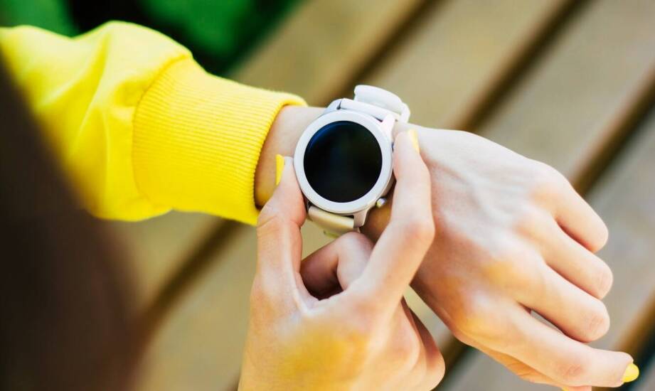 Jakie funkcje bezpieczeństwa oferuje zegarek smartwatch damski?
