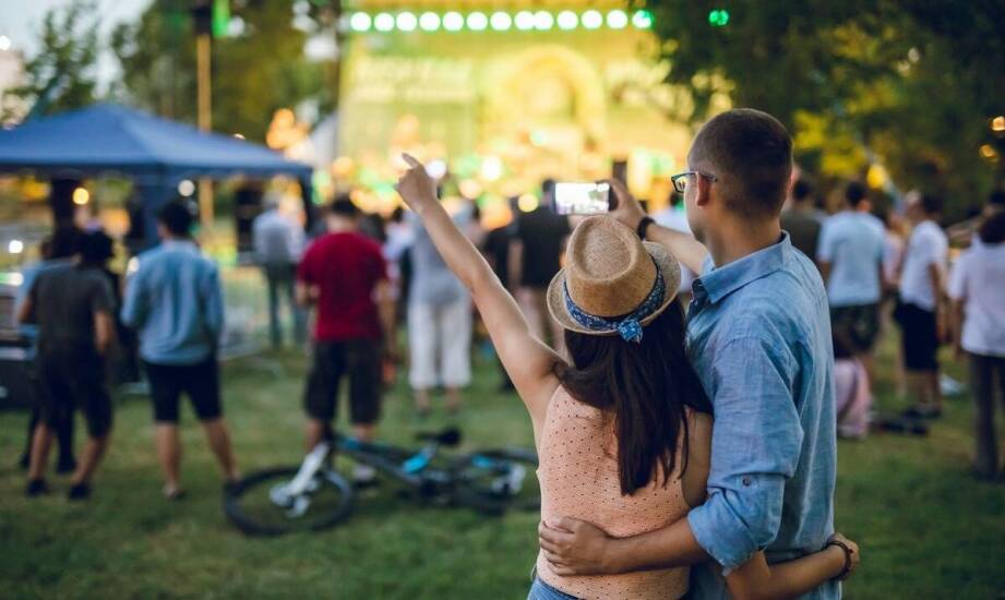 Jakie są zalety stosowania mobilnej wieży monitorującej w ochronie festiwali muzycznych?