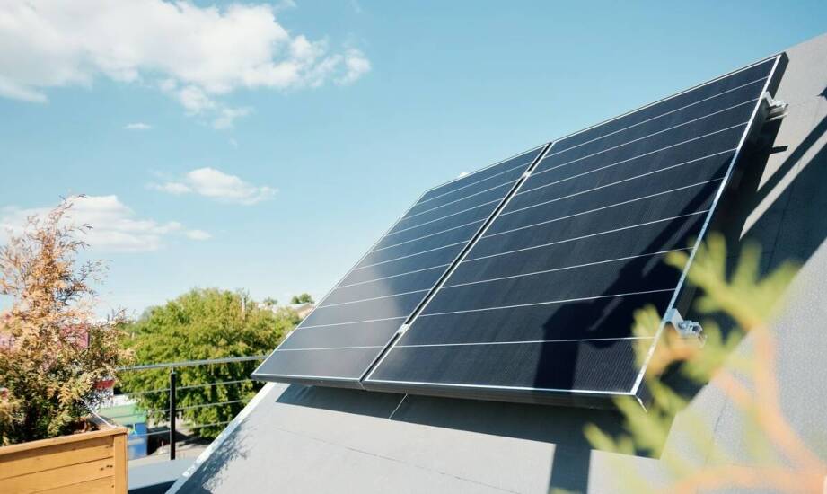 Blachodachówki a systemy solarnie – jak połączyć estetykę z ekologią?