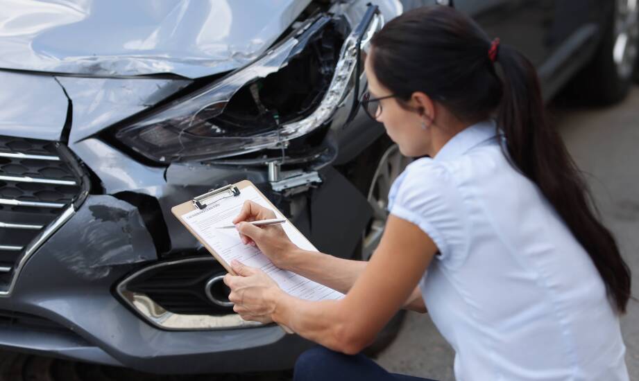 Jak przygotować się do zgłoszenia szkód komunikacyjnych, by uniknąć problemów?