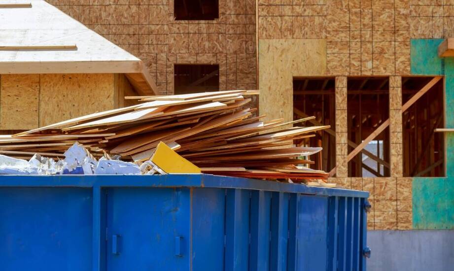 Welche Abrollcontainer bieten polnische Hersteller für die Bauindustrie an?