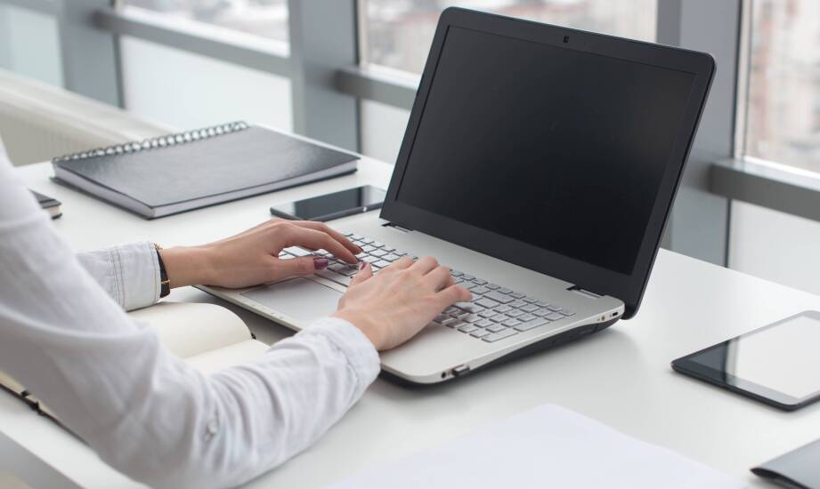 Wpływ szkoleń BHP online na rozwój kompetencji pracowników