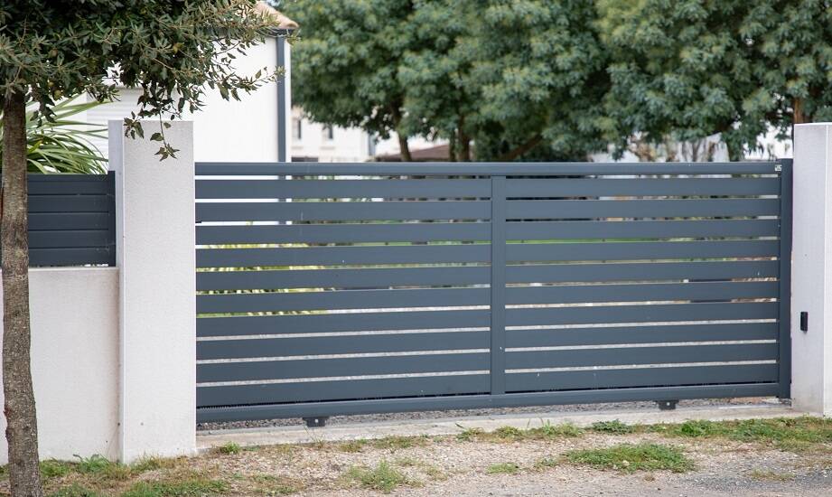 Jakie korzyści niesie ze sobą instalacja bram wjazdowych w kontekście oszczędności energii?