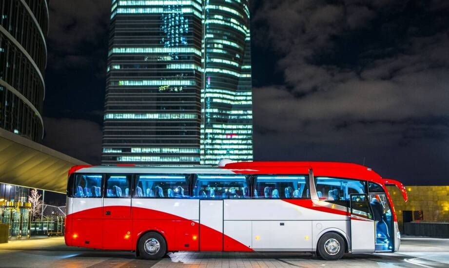 Jakie są kluczowe aspekty wynajmu busów na konferencje i szkolenia?
