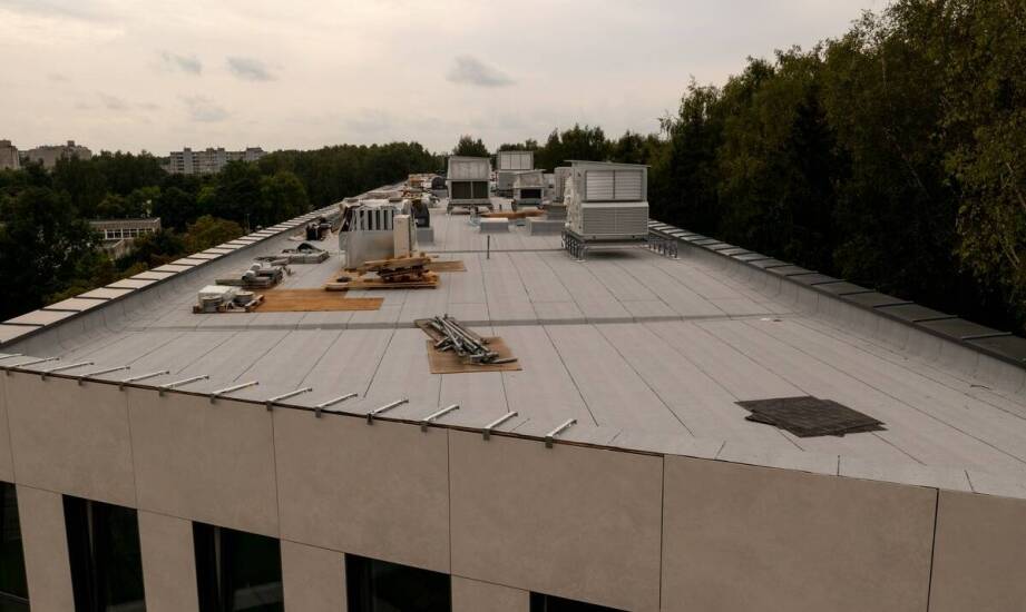 Porównanie membrany EPDM z innymi materiałami hydroizolacyjnymi