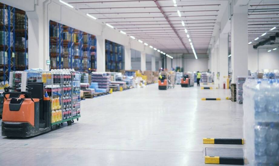 Oprawy LED odporne na uszkodzenia mechaniczne – idealne rozwiązanie do magazynów