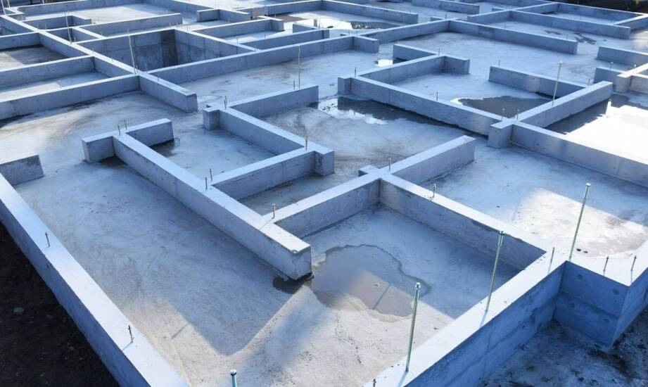 Porównanie tradycyjnych fundamentów z płytą fundamentową w kontekście trwałości