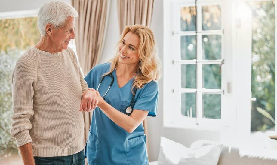 Jak asystent osoby starszej może wspierać rehabilitację po hospitalizacji?