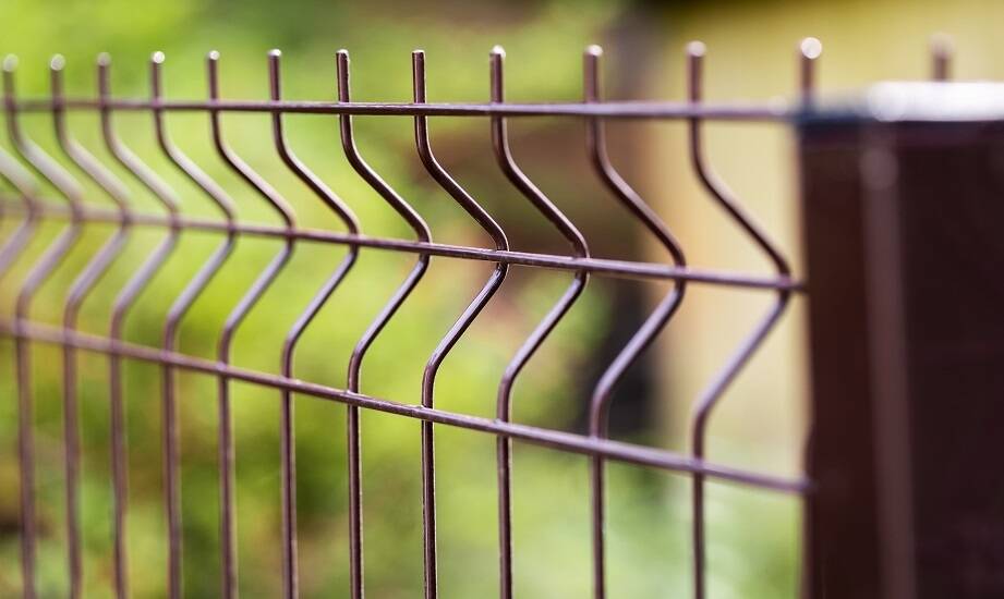 W jaki sposób siatka zgrzewana ułatwia montaż ogrodzeń panelowych?