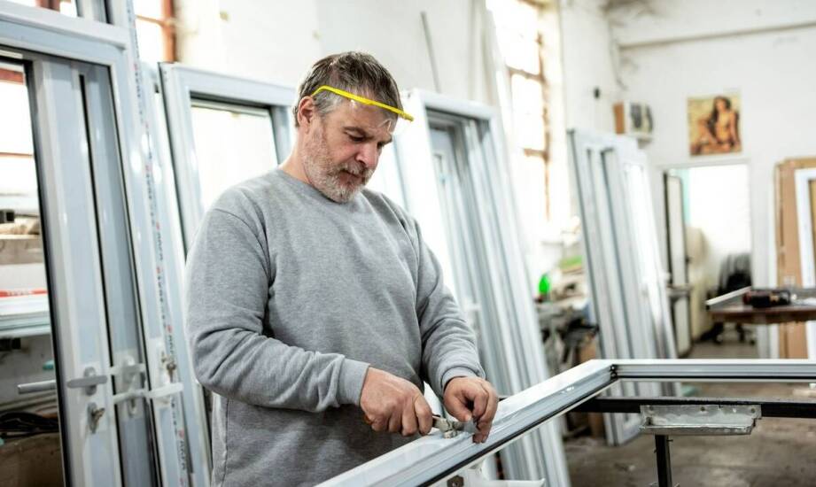 Jak wygląda montaż okien aluminiowych? Etapy pracy krok po kroku