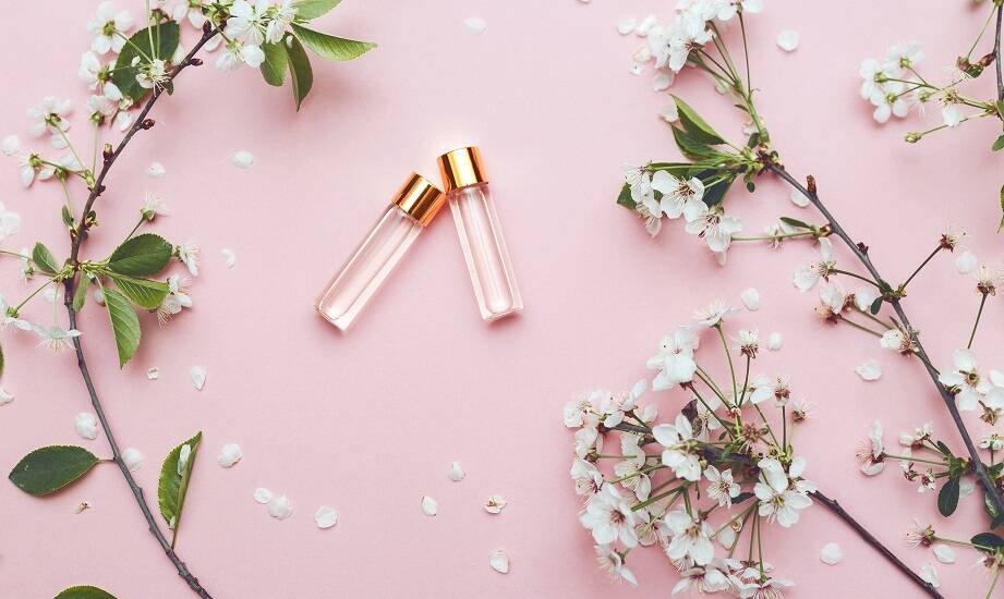 Jakie surowce zapachowe są niezbędne do stworzenia trwałych kompozycji perfumeryjnych?