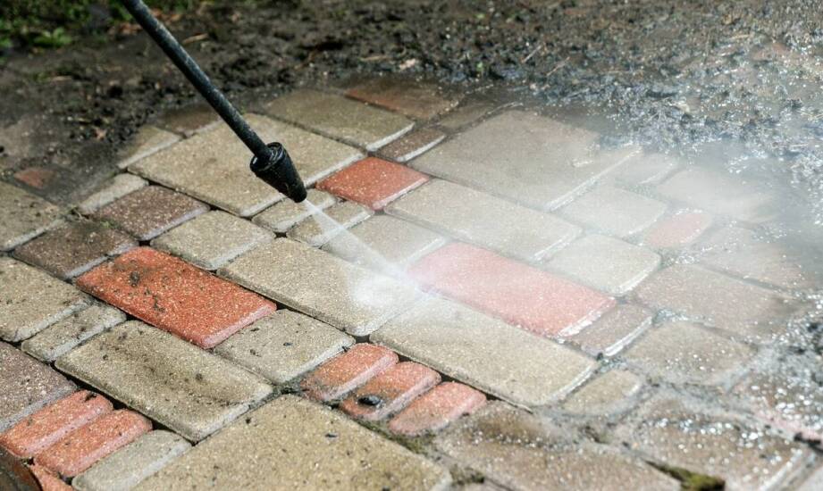 Jak myjka ciśnieniowa może pomóc w utrzymaniu czystości na posesji?