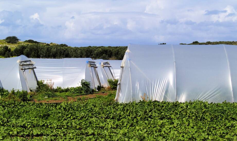 Jakie są główne zalety stosowania folii zbrojonej na tunel z metra w trudnych warunkach pogodowych?