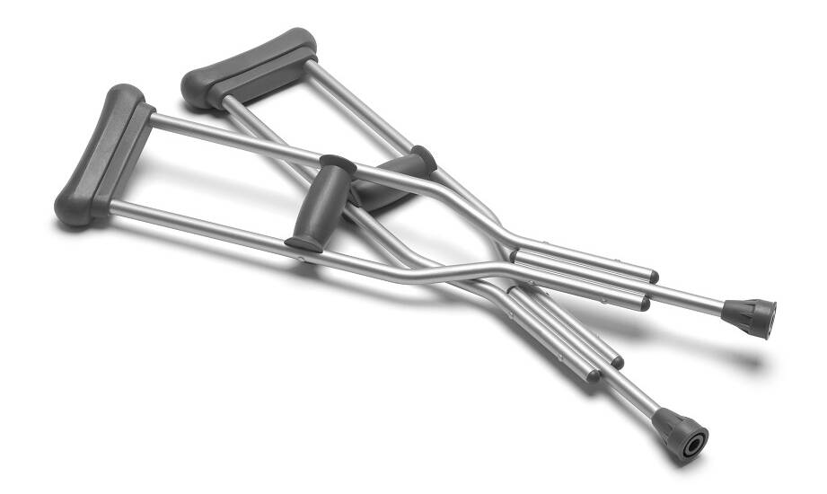 Jakie są zalety korzystania z wypożyczalni kul ortopedycznych dla osób starszych?