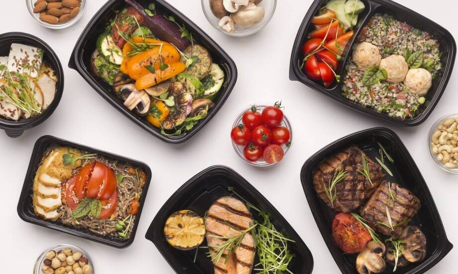 Jakie usługi dodatkowe oferuje catering dietetyczny dla swoich klientów?