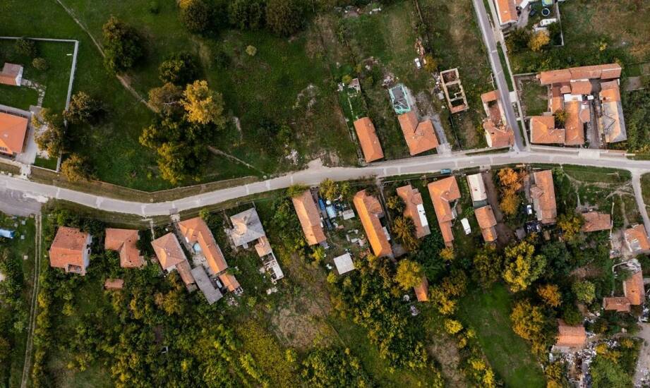 Jak biuro nieruchomości ocenia wartość działki budowlanej?