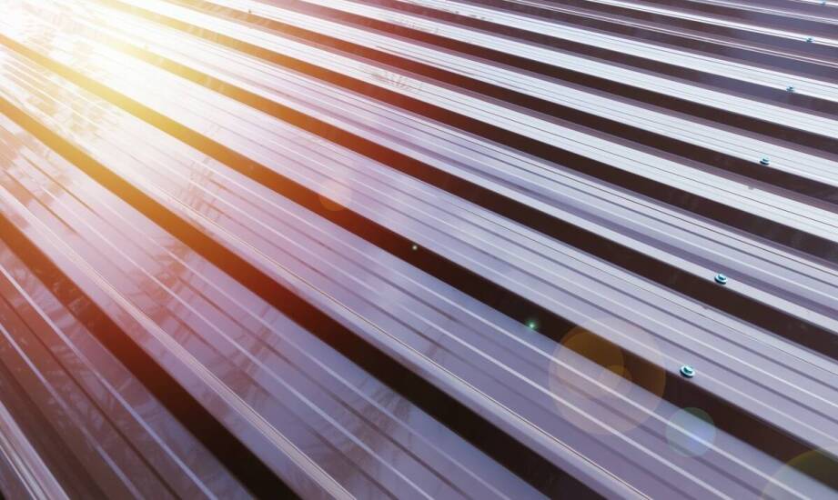 Porównanie różnych materiałów blach dachowych – zalety i wady