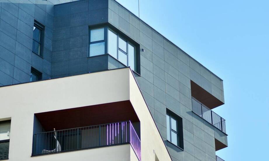 Jak parapety zewnętrzne wpływają na izolację akustyczną budynku?