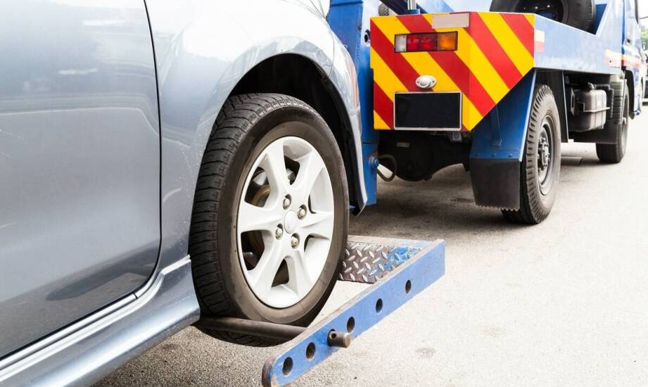 Jak zapewniamy bezpieczeństwo podczas transportu pojazdów na lawecie?