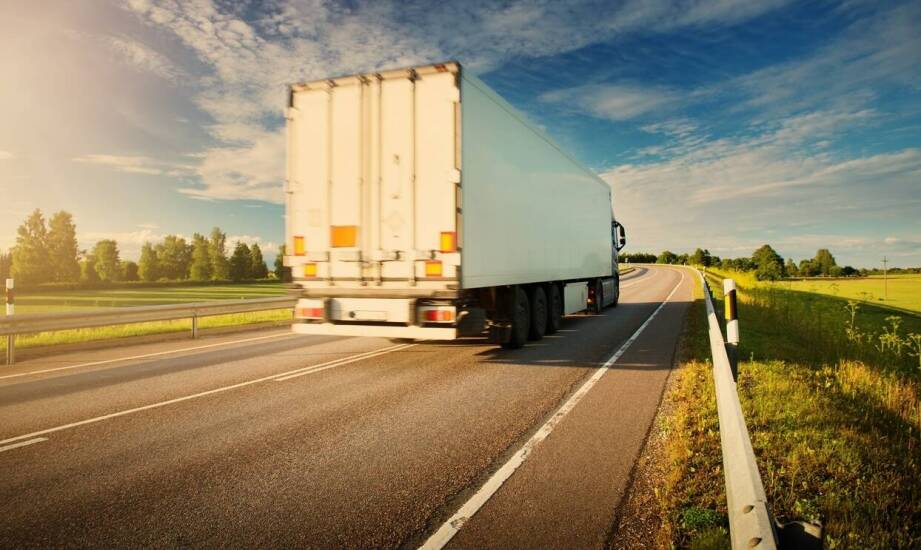 Jakie są różnice między transportem drogowym a morskim alkoholu?