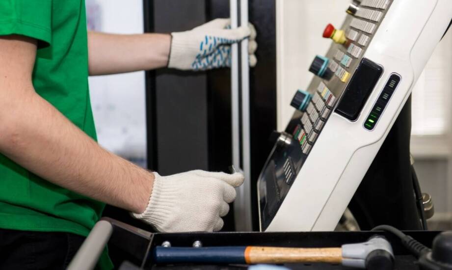 Wykwalifikowana kadra a sukces w obróbce CNC: jakie ma to znaczenie?