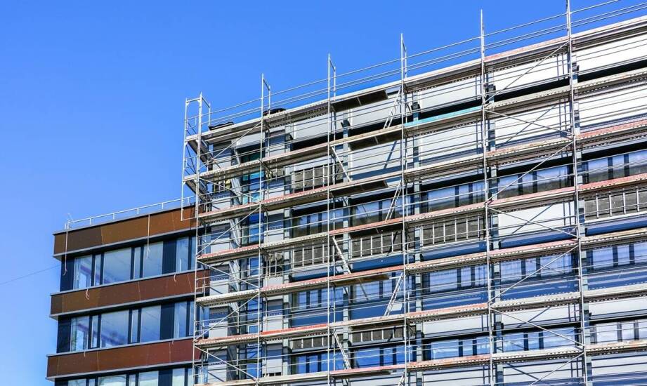 Przewaga rusztowań podwieszanych nad innymi systemami w projektach wysokościowych