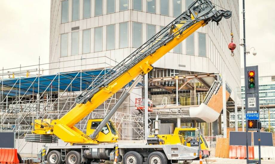 Rola dźwigów samojezdnych w transporcie ponadgabarytowym