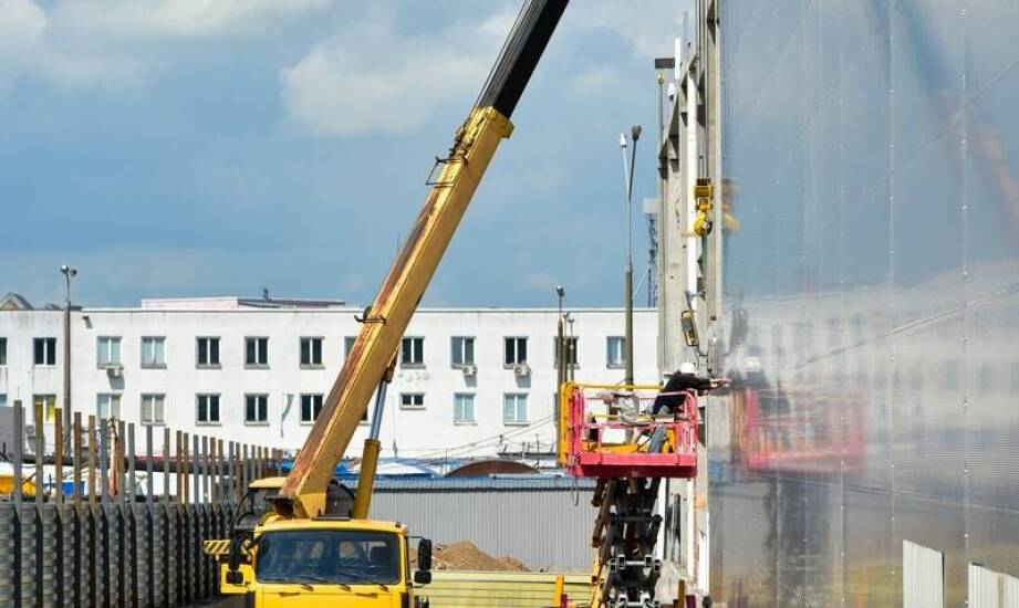 Rola dźwigów towarowych w projektach infrastrukturalnych – dlaczego warto z nich skorzystać?