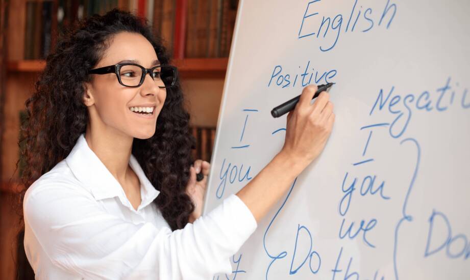 Kiedy warto skorzystać z usług lektora językowego?