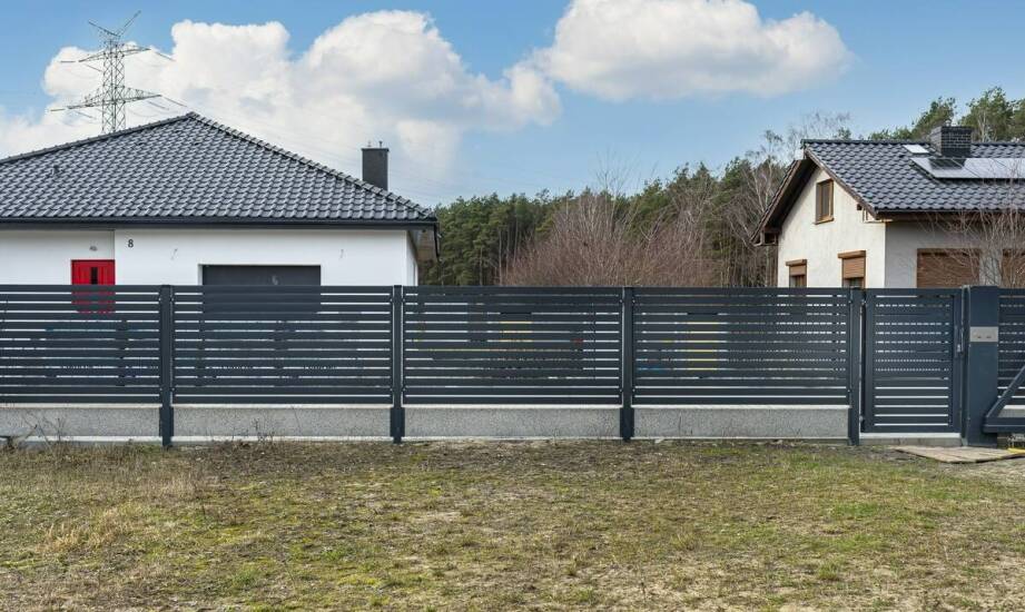 Jakie style ogrodzeń metalowych są najpopularniejsze w architekturze krajobrazu?