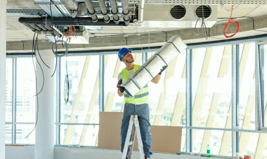 Jak mechaniczne czyszczenie przewodów wentylacyjnych wpływa na bezpieczeństwo pożarowe?