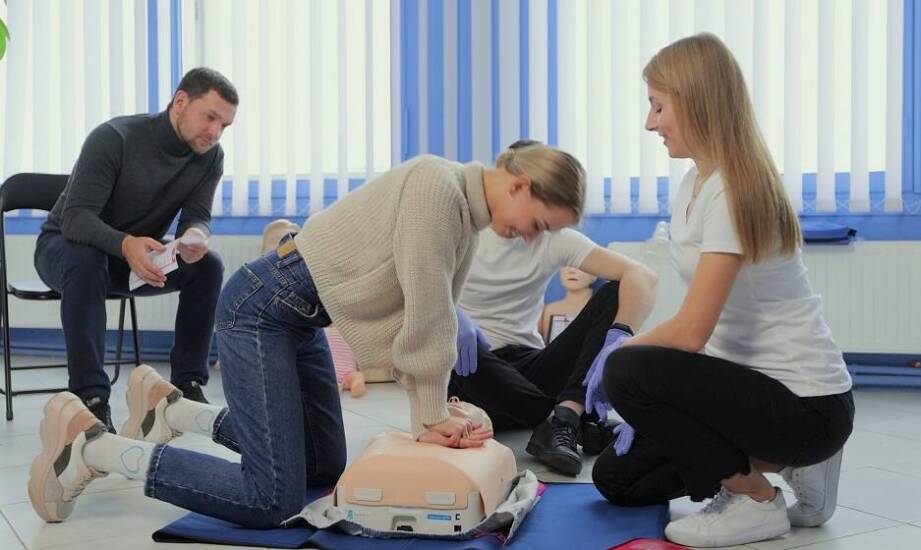 Jakie umiejętności zdobywają uczestnicy szkoleń medycznych w zakładach pracy?
