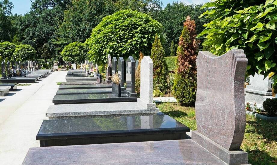 Jakie kroki należy podjąć przy wyborze nagrobka z pomocą zakładu pogrzebowego?