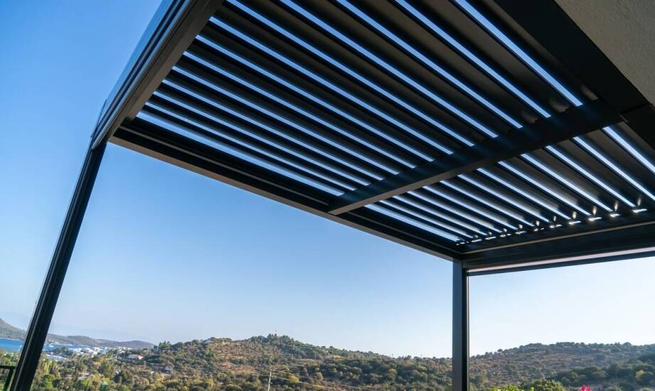 Pergola z roletą rzymską – jakie dodatki mogą podnieść jej funkcjonalność?
