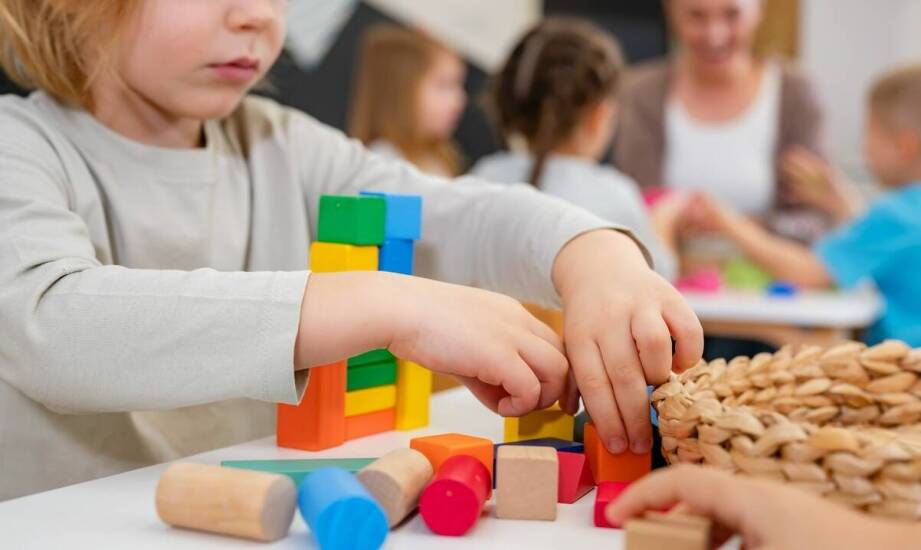 Jak przedszkole wspiera rozwój emocjonalny dzieci poprzez zabawy grupowe