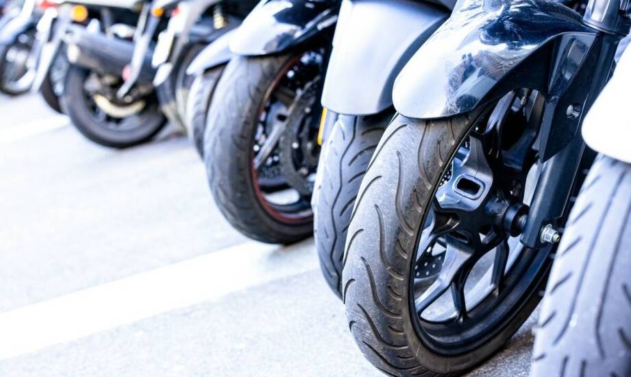 Dlaczego elastyczne pasy to doskonałe akcesorium dla każdego motocyklisty?